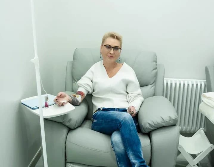 Пациентка в кресле процедурного кабинета клиники